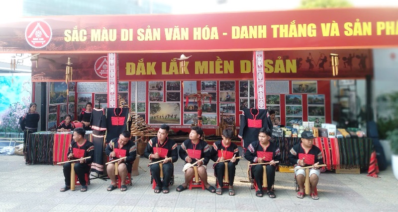 Nghệ nhân biểu diễn cồng chiêng tại Triển lãm